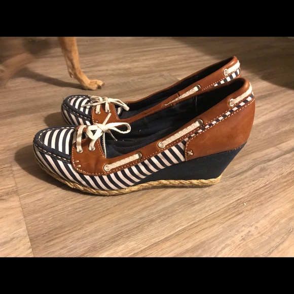 Adorable wedge heel boat soes - Picture 3 of 6